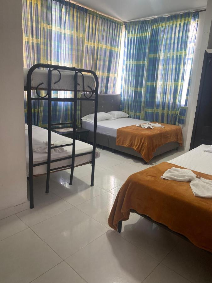 Hotel Colonial Plaza บูการามังกา ภายนอก รูปภาพ