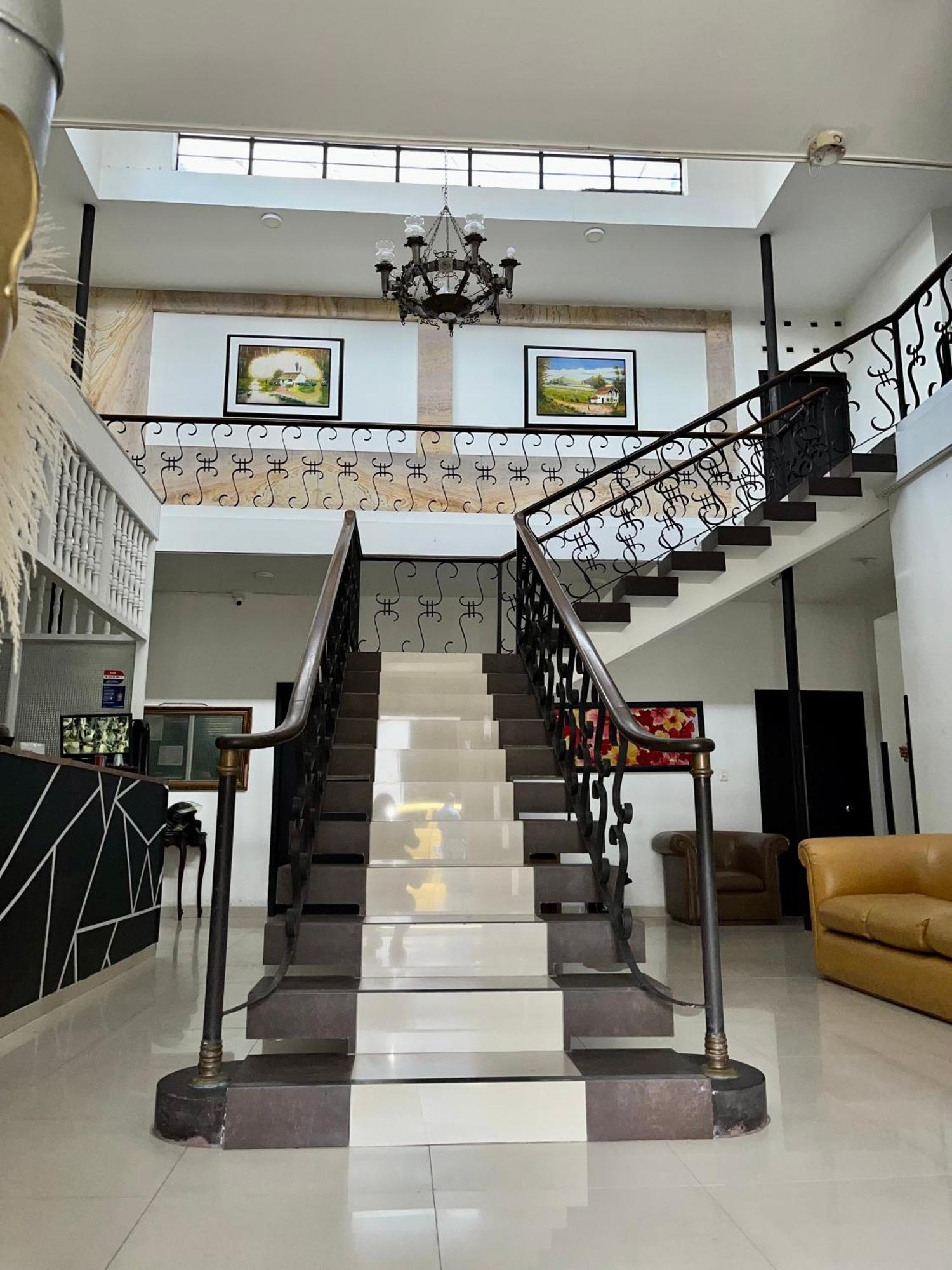 Hotel Colonial Plaza บูการามังกา ภายนอก รูปภาพ