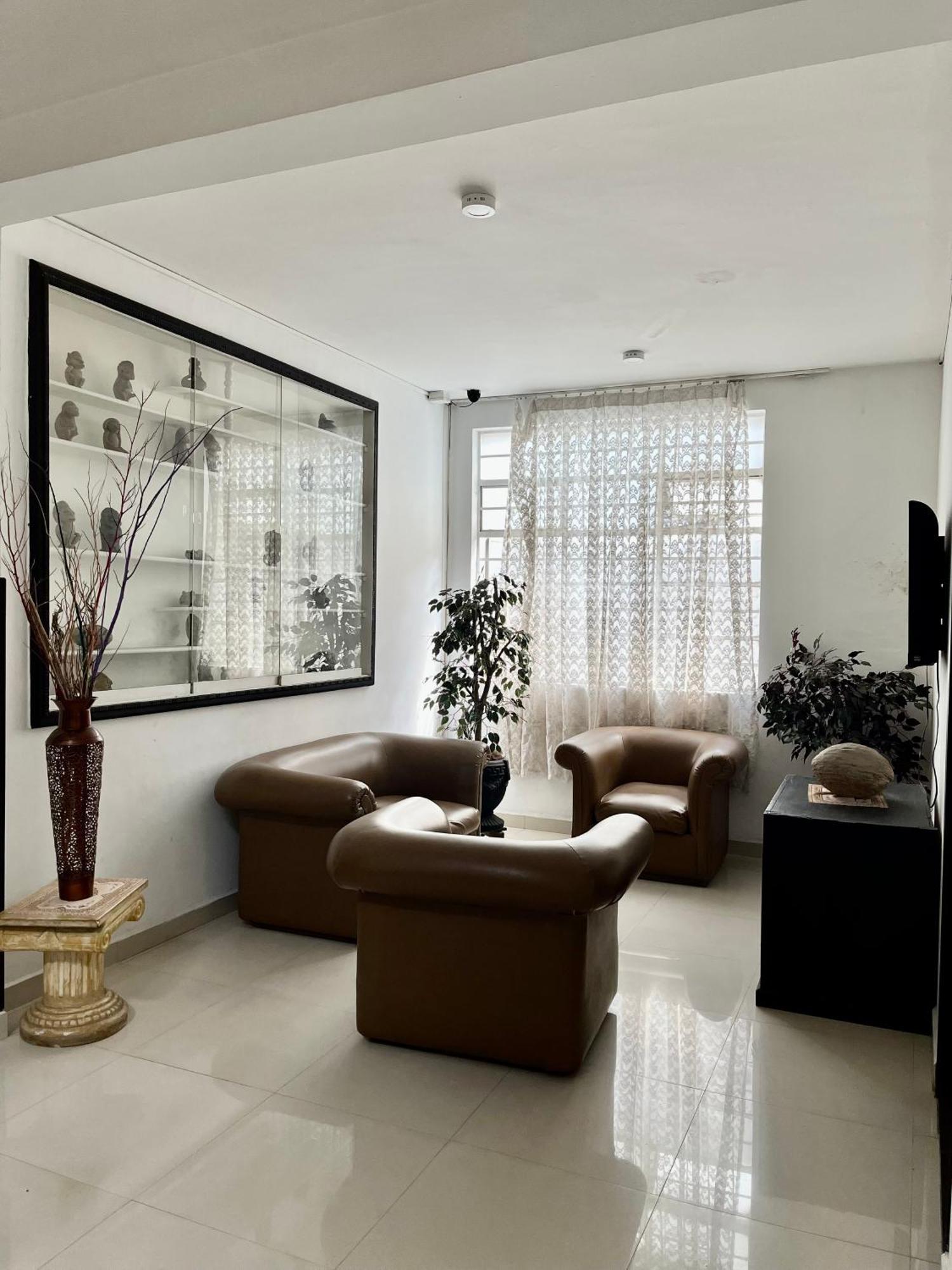 Hotel Colonial Plaza บูการามังกา ภายนอก รูปภาพ